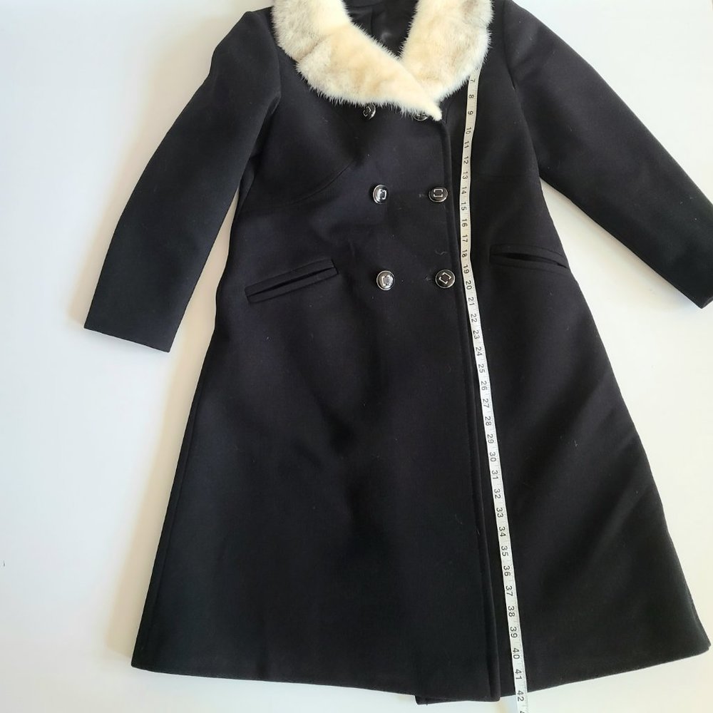 Classic style pure virgin wool black coat with white mink collar. - Picture 13 of 14